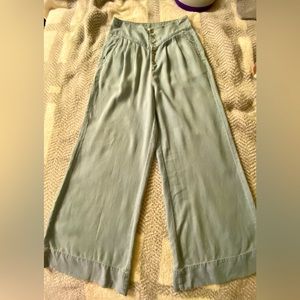 New wide leg trousers, high wasted light blue pants
Made in USA Size Small